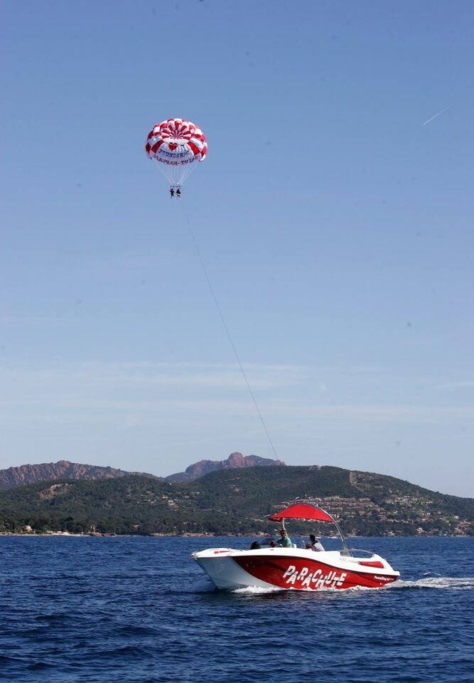 Bateau et parachute